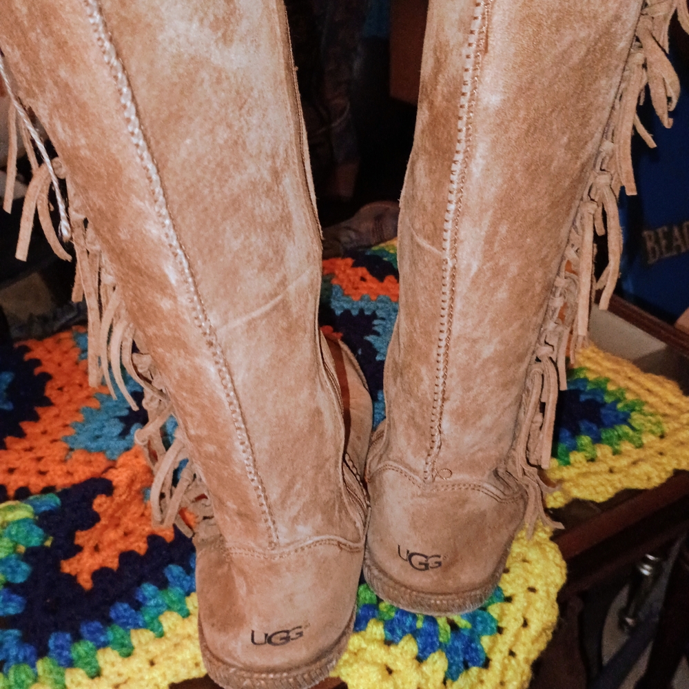 UGG Suede MOCCASIN Fringe Boots!! - Picture 4 of 7